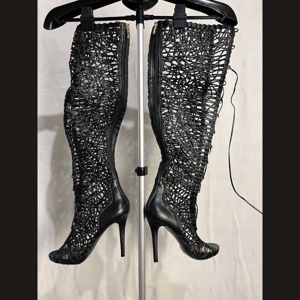 Women's Knee-high lacy boot‎ with heel in black size 8.5